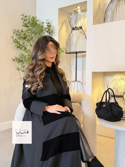 عباية شيهانه بقماش كريب باربي مع مخمل اسود
