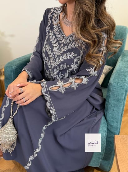 جلابية مرام قماش ناعم تطريز فضي مع اسواره مخرمه وفتحات بالاكمام رصاصي