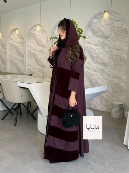 عباية شيهانه بقماش كريب باربي مع مخمل بربطه برغندي
