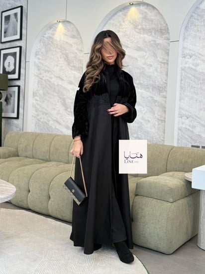 عباية لورين مخمل كوري مكسر مع كريب باربي مزين بدانتل