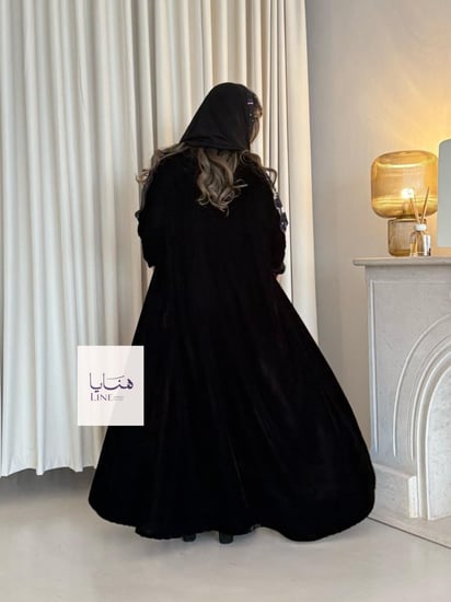 عباية هاله بقماش مخمل مع روكاما مطرز بنفسجي️