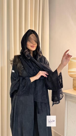 عباية رتاج بقماش حرير تركي تدخيلات دانتيل مع طرحه كامل دانتيل اسود
