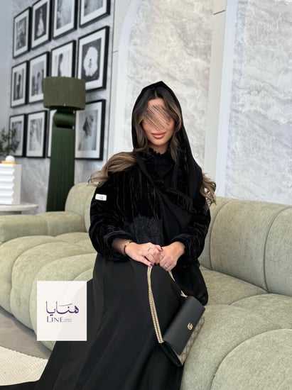 عباية لورين مخمل كوري مكسر مع كريب باربي مزين بدانتل