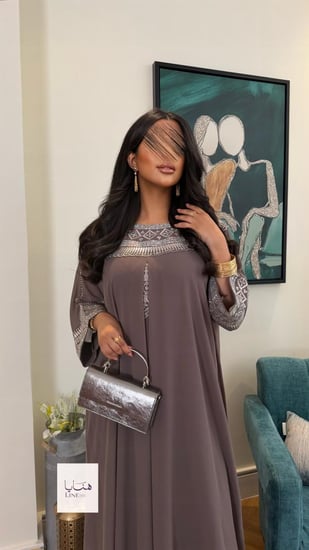 جلابية بسمه فراشة بقماش شيفون مبطنه بحرير بكسره من الامام والخلف رمادي غامق
