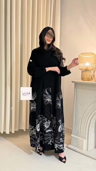 عباية زاهيه بقماش كريب سرميك تطريز اسفل العباية اسود