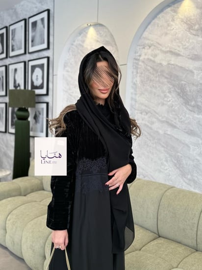 عباية لورين مخمل كوري مكسر مع كريب باربي مزين بدانتل