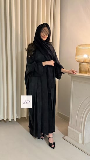 عباية رتاج بقماش حرير تركي تدخيلات دانتيل مع طرحه كامل دانتيل اسود