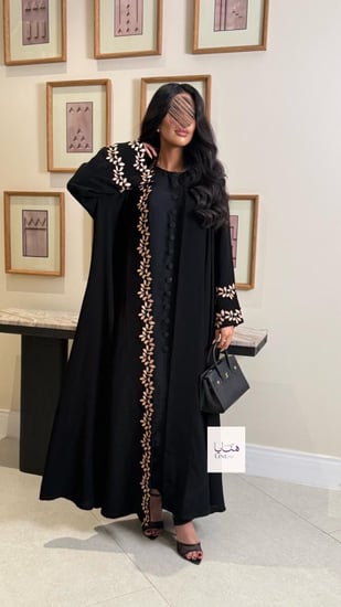 عباية الفاتنه بقماش كريب ملكي مزين بكلفه مطرزه ذهبي