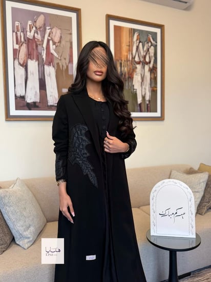 عباية ألق بليزر قماش رموش مزينه بتطريز وشك اسود