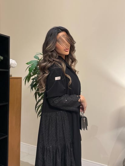 عباية مبهره بقماش كريب رموش مع روكاما اسود