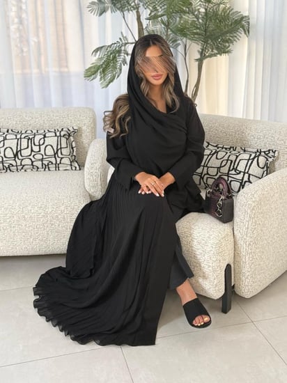 عباية بهيه شيفون كسرات اسود مع كتان بالياقه والاكمام