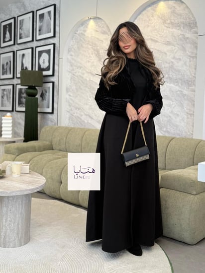 عباية هيلينا بقماش جوخ مع جاكيت مخمل متصل اسود