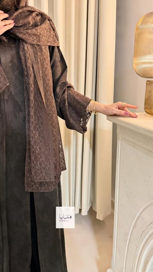 عباية رتاج بقماش حرير تركي تدخيلات دانتيل مع طرحه كامل دانتيل بني