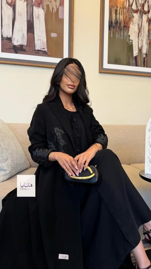 عباية ألق بليزر قماش رموش مزينه بتطريز وشك اسود