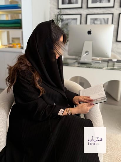 عباية مشرقة بلايز بقماش شاكيرا مقلم اسود فاحم