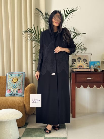 عباية بليزر وصوف بقماش كريب رموش تدخيلات دانتيل مطرز مزين بهدب