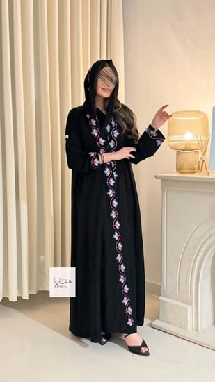 عباية اماني بقماش كريب ملكي اسود تطريز ملون