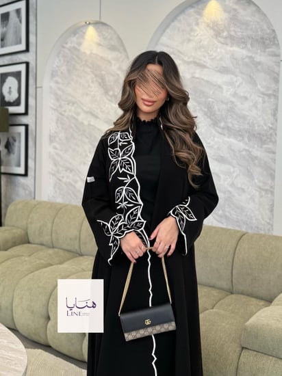 عباية لوسيا بقماش كريب ملكي تطريز المخمل ابيض