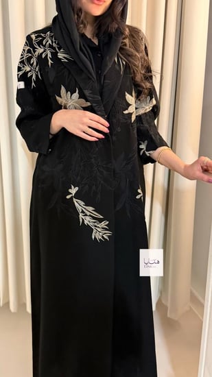 عباية اوتار بقماش كريب سرميك بقصه اي لاين تطريز بيج مع اسود
