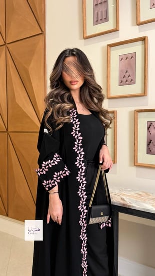 عباية الفاتنه بقماش كريب ملكي مزين بكلفه مطرزه وردي