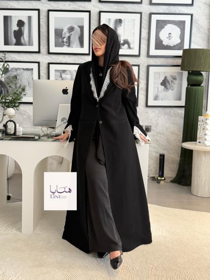 عباية جادي بلايزر بقماش كريب ايطالي اسود مع دانتيل ابيض