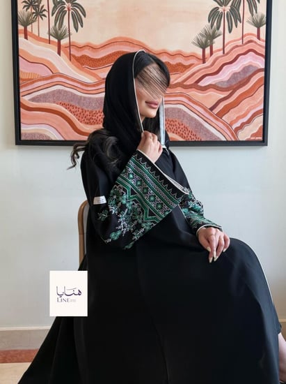 عباية رفعة بقماش كريب كتان بكم مطرز