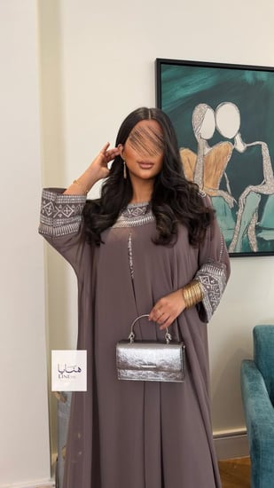 جلابية بسمه فراشة بقماش شيفون مبطنه بحرير بكسره من الامام والخلف رمادي غامق