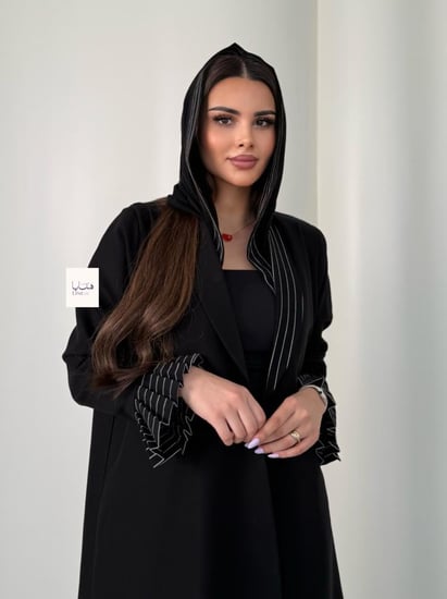 عباية الرفاهيه بليزر بقماش كريب مبطن لمسات كريب الابداع