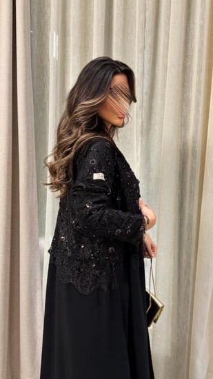 عباية دلع بقماش رموش صيفي مع دانتيل مزين بهدب اسود