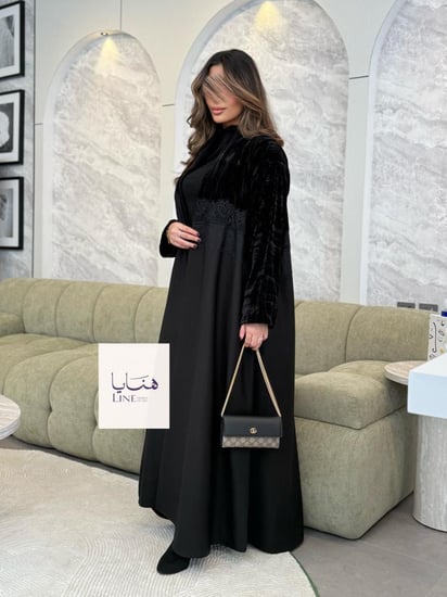 عباية لورين مخمل كوري مكسر مع كريب باربي مزين بدانتل