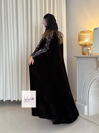 عباية هاله بقماش مخمل مع روكاما مطرز بنفسجي️