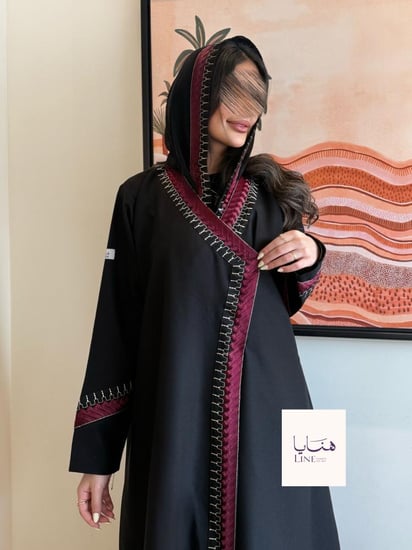 عباية مُهابة بقماش كريب الاناقة تدخيلات تطريز عنابي