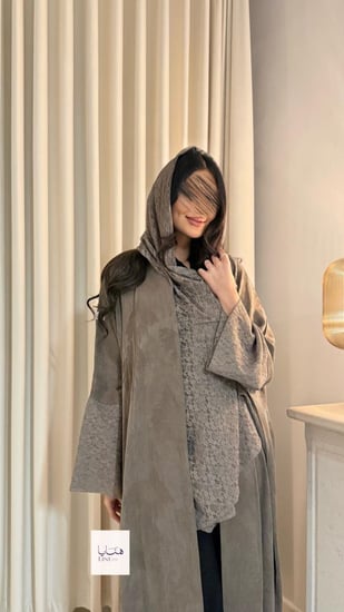 عباية رتاج بقماش حرير تركي تدخيلات دانتيل مع طرحه كامل دانتيل