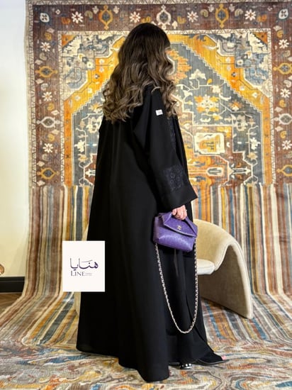 عباية إيفانا بقماش كريب الاناقة بكم اسود مزين دانتيل