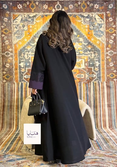 عباية إيفانا بقماش كريب الاناقة بكم موف مزين دانتيل