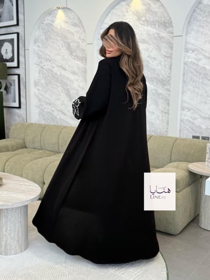 عباية لوسيا بقماش كريب ملكي تطريز المخمل ابيض