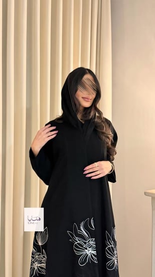 عباية زاهيه بقماش كريب سرميك تطريز اسفل العباية اسود