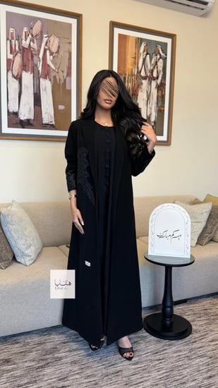 عباية ألق بليزر قماش رموش مزينه بتطريز وشك اسود