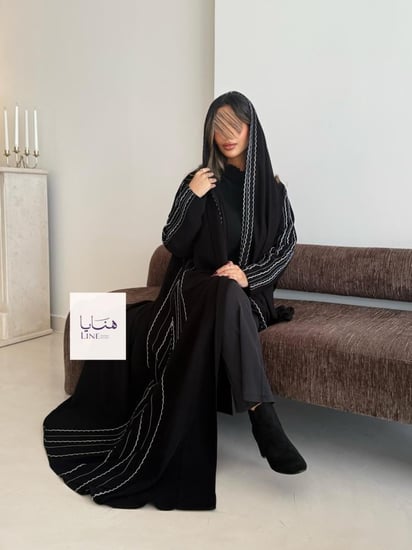 عباية نيفا نص كلوش قماش كريب نصف القمر اسود مع قيطان️