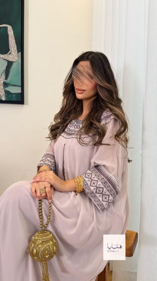 جلابية بسمه فراشة بقماش شيفون مبطنه بحرير بكسره من الامام والخلف موف فاتح