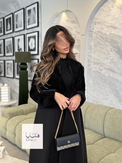 عباية هيلينا بقماش جوخ مع جاكيت مخمل متصل اسود