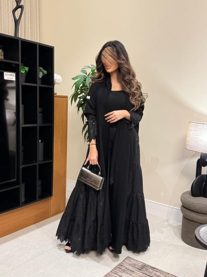 عباية مبهره بقماش كريب رموش مع روكاما اسود