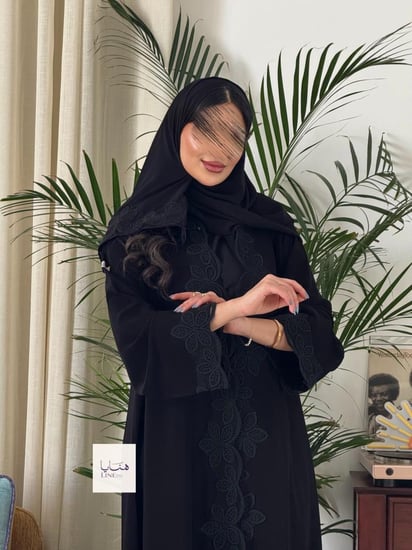 عباية اجوان بقماش كريب ملكي تطريز متقن بالامام والاكمام اسود