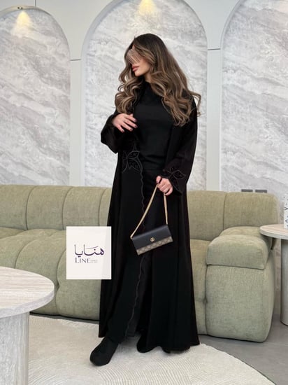 عباية لوسيا بقماش كريب ملكي تطريز المخمل اسود