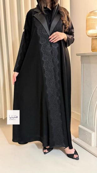 عباية رفال بقماش كريب ملكي مع دانتيل بالامام واعلى الاكمام اسود