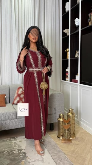 جلابية لمياء تطريز الامام مع ربطه خصر مطرزه مع تطريز خيالي بالكم عنابي