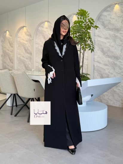 عباية جادي بلايزر بقماش كريب ايطالي اسود مع دانتيل ابيض