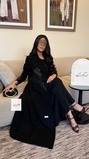 عباية ألق بليزر قماش رموش مزينه بتطريز وشك اسود