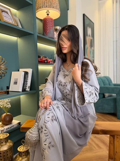 جلابية هديل قماش اوكراني ناعم تطريز مشجر بالامام والاكمام مزينه بكرستال فضي