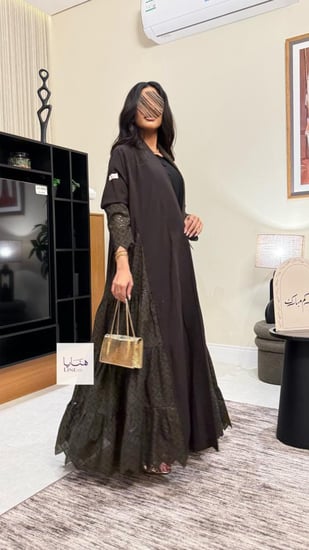 عباية مبهره بقماش كريب رموش مع روكاما بني